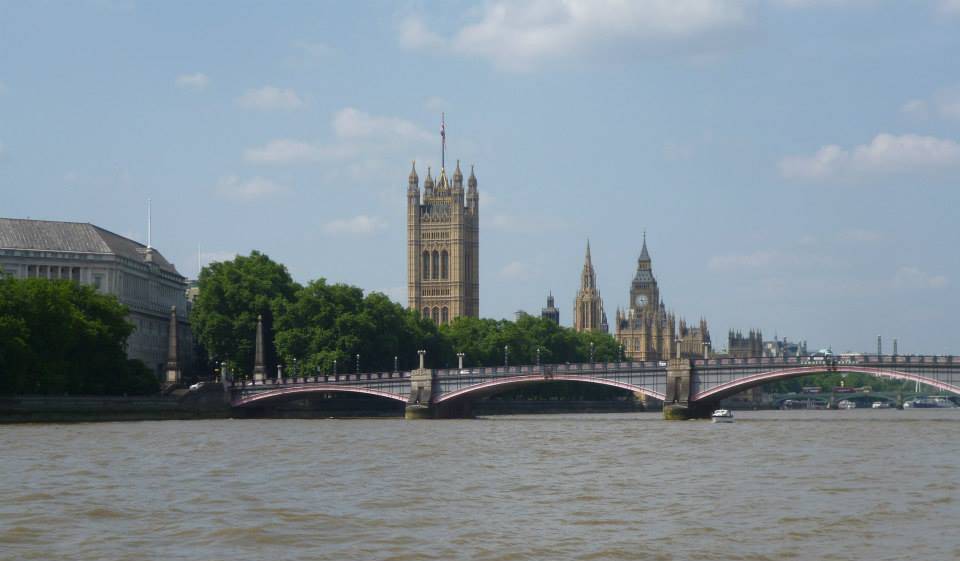 London-river-Thames-houses-of-Parliament